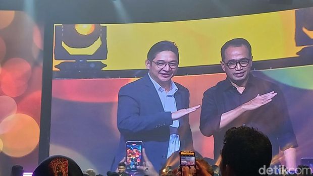 Pasha UNGU dan Budi Karya Sumadi saat tampil di Hub Space 2023.
