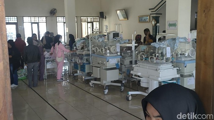 Pasien dievakuasi ke tempat aman saat RSUD Garut dilanda kebakaran. Pasien dievakuasi ke tempat aman saat RSUD Garut dilanda kebakaran.