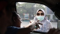 Dinkes Provinsi Sumatera Selatan membagikan 3,7 juta masker kepada masyarakat untuk mencegah terjangkitnya penyakit Infeksi Saluran Pernapasan Akut (ISPA).  