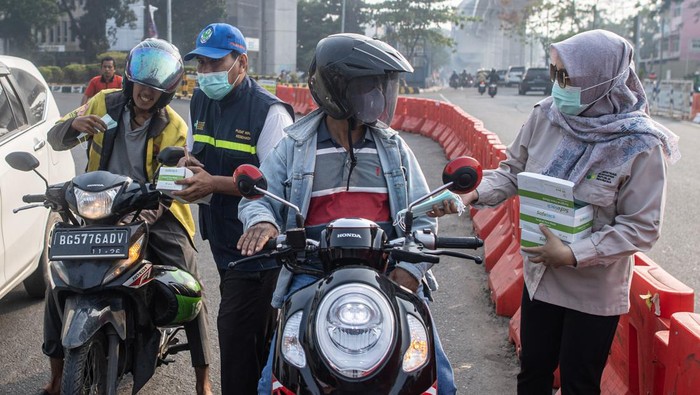 Petugas dari Dinas Kesehatan Provinsi Sumatera Selatan membagikan masker kepada pengendara di simpang lima DPRD Provinsi Sumatera Selatan, Palembang, Minggu (1/10/2023). Dinkes Provinsi Sumatera Selatan membagikan 3,7 juta masker kepada masyarakat untuk mencegah terjangkitnya penyakit Infeksi Saluran Pernapasan Akut ( ISPA) akibat bencana kabut asap di Palembang dampak Kebakaran Hutan dan Lahan (Karhutla) yang terjadi di sejumlah Kabupatan/Kota yang ada di Sumatera Selatan. ANTARA FOTO/Nova Wahyudi/YU