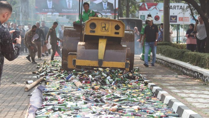 Pemkab Bogor memusnahkan ribuan botol minuman keras berbagai jenis dan merek. Jumlah miras yang mencapai 6.000 botol itu hasil operasi Satpol PP. (dok istimewa)