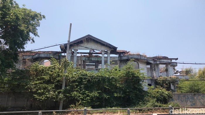 Penampakan Rumah Hantu Darmo Surabaya yang menjadi lokasi syuting Happy Asmara sebelum kesurupan