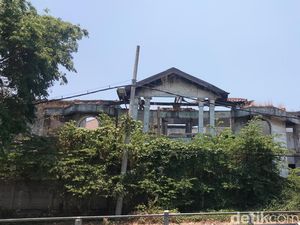 Penampakan Rumah Hantu Darmo Lokasi Syuting Happy Asmara Sebelum Kesurupan