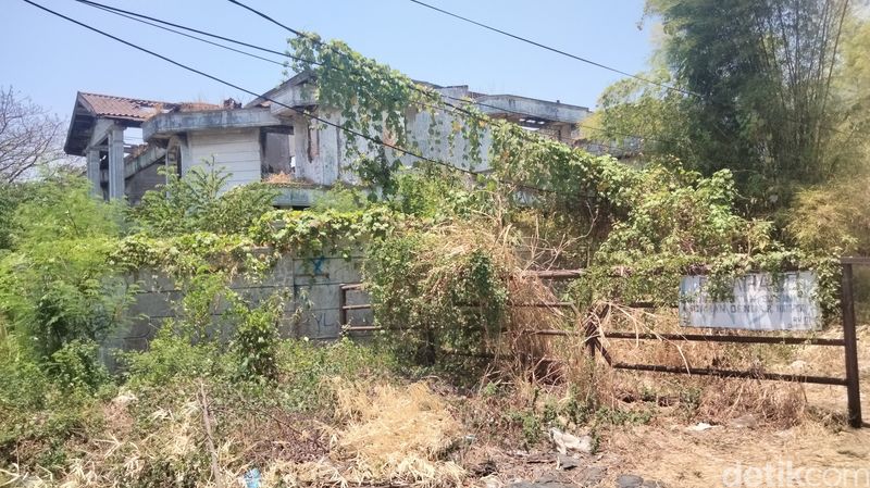 Penampakan Rumah Hantu Darmo Surabaya yang menjadi lokasi syuting Happy Asmara sebelum kesurupan