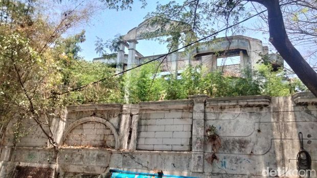 Penampakan Rumah Hantu Darmo Surabaya yang menjadi lokasi syuting Happy Asmara sebelum kesurupan