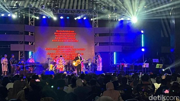 Penampilan grup musik humor Pecas Ndahe dalam Konser 30 Tahun di TBJT, Solo, Sabtu (30/9/2023).