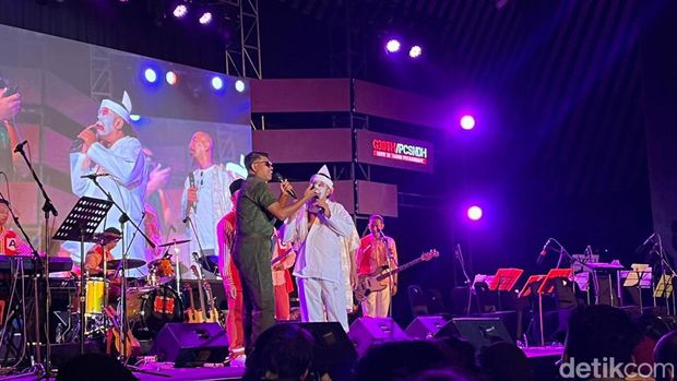 Penampilan grup musik humor Pecas Ndahe dalam Konser 30 Tahun di TBJT, Solo, Sabtu (30/9/2023).