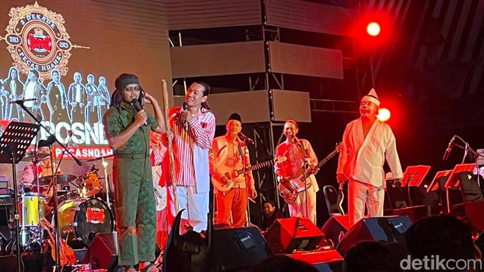 Penampilan grup musik humor Pecas Ndahe dalam Konser 30 Tahun di TBJT, Solo, Sabtu (30/9/2023).