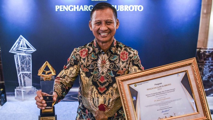 Penghargaan Subroto 2023 Plt. Direktur Jenderal Mineral dan Batubara, Kementerian ESDM Bambang Suswantono (kanan) menyerahkan Penghargaan Subroto 2023 kepada Vice President Social Impact AMMAN, Priyo Pramono (kiri) kategori inovasi penyediaan, pembangunan, dan pengelolaan fasilitas pembibitan/persemaian (Nursery) pada kegiatan usaha pertambangan mineral dan batubara serta bidang Pengembangan dan Pemberdayaan Masyarakat (PPM) Mineral Terinovatif subkategori bidang kesehatan di Jakarta, Jumat (29/9/2023). Memperingati Hari Jadi Pertambangan dan Energi Ke-78, Kementerian ESDM menyelenggarakan penganugerahan penghargaan Subroto 2023 sebagai bentuk apresiasi Kementerian ESDM kepada para pemangku kepentingan di sektor ESDM yang memiliki kinerja terbaik. ANTARA FOTO/Galih Pradipta/aww.