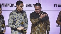 Plt. Direktur Jenderal Mineral dan Batubara, Kementerian ESDM Bambang Suswantono (kanan) menyerahkan Penghargaan Subroto 2023 kepada Vice President Social Impact AMMAN, Priyo Pramono (kiri) kategori inovasi penyediaan, pembangunan, dan pengelolaan fasilitas pembibitan/persemaian (Nursery) pada kegiatan usaha pertambangan mineral dan batubara serta bidang Pengembangan dan Pemberdayaan Masyarakat (PPM) Mineral Terinovatif subkategori bidang kesehatan di Jakarta, Jumat (29/9/2023). 