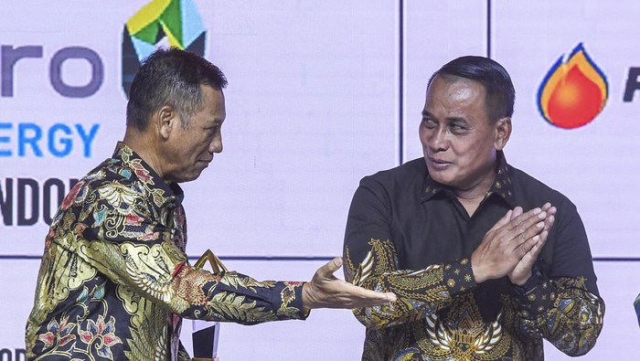 Penghargaan Subroto 2023 Plt. Direktur Jenderal Mineral dan Batubara, Kementerian ESDM Bambang Suswantono (kanan) menyerahkan Penghargaan Subroto 2023 kepada Vice President Social Impact AMMAN, Priyo Pramono (kiri) kategori inovasi penyediaan, pembangunan, dan pengelolaan fasilitas pembibitan/persemaian (Nursery) pada kegiatan usaha pertambangan mineral dan batubara serta bidang Pengembangan dan Pemberdayaan Masyarakat (PPM) Mineral Terinovatif subkategori bidang kesehatan di Jakarta, Jumat (29/9/2023). Memperingati Hari Jadi Pertambangan dan Energi Ke-78, Kementerian ESDM menyelenggarakan penganugerahan penghargaan Subroto 2023 sebagai bentuk apresiasi Kementerian ESDM kepada para pemangku kepentingan di sektor ESDM yang memiliki kinerja terbaik. ANTARA FOTO/Galih Pradipta/aww.