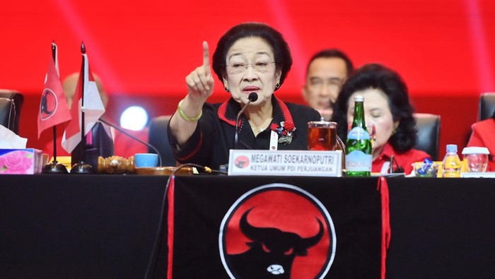 Ketua Umum PDI Perjuangan Megawati Soekarnoputri (tengah) didampingi Ketua DPP Prananda Prabowo (tengah belakang) berfoto bersama wartawan sebelum penutupan Rapat Kerja Nasional (Rakernas) IV PDI Perjuangan di JIExpo Kemayoran, Jakarta, Minggu (1/10/2023). Rakernas IV PDI Perjuangan menghasilkan sembilan poin rekomendasi eksternal tentang kedaulatan pangan dan delapan rekomendasi eksternal tentang pemenangan pemilu. ANTARA FOTO/Akbar Nugroho Gumay/nz