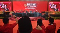 Ketua Umum PDI Perjuangan Megawati Soekarnoputri (tengah) mengangkat tangan bersama sejumlah pimpinan partai saat penutupan Rapat Kerja Nasional (Rakernas) IV PDI Perjuangan di JIExpo Kemayoran, Jakarta, Minggu (1/10/2023). 