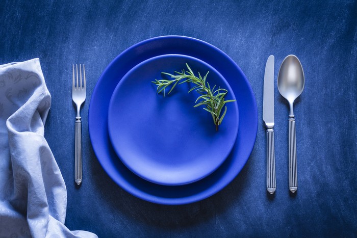 alasan chef tak pakai piring biru