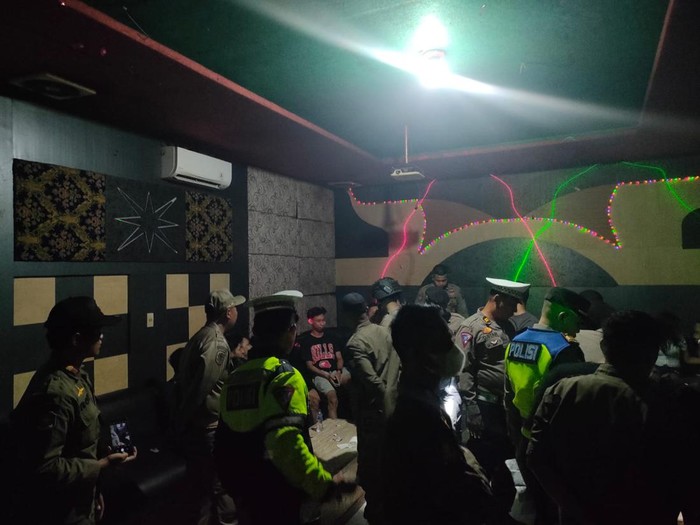 Polisi merazia KTV di Tanjungbalai dan mendapati pengunjung konsumsi ekstasi.