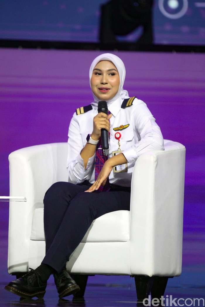 Potret Nurliza, First Officer Batik Air Dunia aviasi sering diidentikkan dengan laki-laki. Namun dewasa ini, banyak juga pilot wanita hebat. Salah satunya Nurliza.