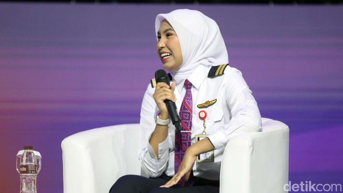 Potret Nurliza, First Officer Batik Air Dunia aviasi sering diidentikkan dengan laki-laki. Namun dewasa ini, banyak juga pilot wanita hebat. Salah satunya Nurliza.