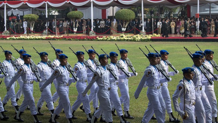 Presiden Jokowi Pimpin Upacara Hari Kesaktian Pancasila Menteri Pertahanan Prabowo Subianto (kedua kiri) bersama Menko Marves Luhut Binsar Pandjaitan (kiri) tiba untuk menghadiri upacara Peringatan Hari Kesaktian Pancasila Tahun 2023 di Monumen Pancasila Sakti, Lubang Buaya, Jakarta Timur, Minggu (1/10/2023). ANTARA FOTO/Sigid Kurniawan/YU