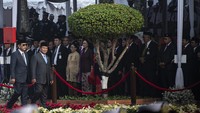 Menteri Pertahanan Prabowo Subianto (kedua kiri) bersama Menko Marves Luhut Binsar Pandjaitan (kiri) tiba untuk menghadiri upacara Peringatan Hari Kesaktian Pancasila Tahun 2023.  