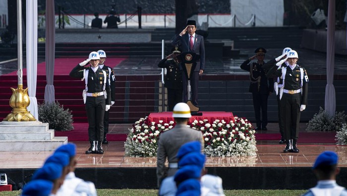 Presiden Jokowi Pimpin Upacara Hari Kesaktian Pancasila Menteri Pertahanan Prabowo Subianto (kedua kiri) bersama Menko Marves Luhut Binsar Pandjaitan (kiri) tiba untuk menghadiri upacara Peringatan Hari Kesaktian Pancasila Tahun 2023 di Monumen Pancasila Sakti, Lubang Buaya, Jakarta Timur, Minggu (1/10/2023). ANTARA FOTO/Sigid Kurniawan/YU