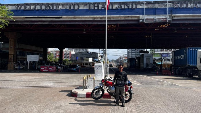 Priyo Handoko bersama solo riding ke Malaysia dan Thailan naik motor honda CB125. Foto diunggah Minggu (1/10/2023).