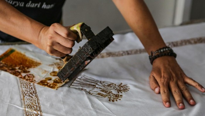 Perajin menyelesaikan produksi batik tulis di Rumah Batik Palbatu, Tebet, Jakarta, Minggu (1/10/2023). Rumah Batik Palbatu didirikan untuk mengedukasi masyarakat mengenai batik sekaligus memproduksi batik yang dijual dengan harga Rp 250 ribu hingga Rp 850 ribu per lembar kain tergantung proses membatiknya itu dipasarkan keberbagai daerah dan secara daring melalui toko digital. ANTARA FOTO/Asprilla Dwi Adha/YU
