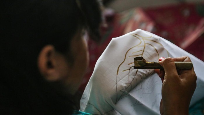 Perajin menyelesaikan produksi batik tulis di Rumah Batik Palbatu, Tebet, Jakarta, Minggu (1/10/2023). Rumah Batik Palbatu didirikan untuk mengedukasi masyarakat mengenai batik sekaligus memproduksi batik yang dijual dengan harga Rp 250 ribu hingga Rp 850 ribu per lembar kain tergantung proses membatiknya itu dipasarkan keberbagai daerah dan secara daring melalui toko digital. ANTARA FOTO/Asprilla Dwi Adha/YU