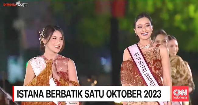 Inilah momen para peserta dua kontes kecantikan ternama di Indonesia tampil sepanggung. Tampak para peserta Puteri Indonesia dan Miss Indonesia berlenggak-lenggok bersebelahan saat memeragakan batik di acara Istana Berbatik. Foto: Dok. Instagram Puteri Indonesia, YouTube CNN Indonesia