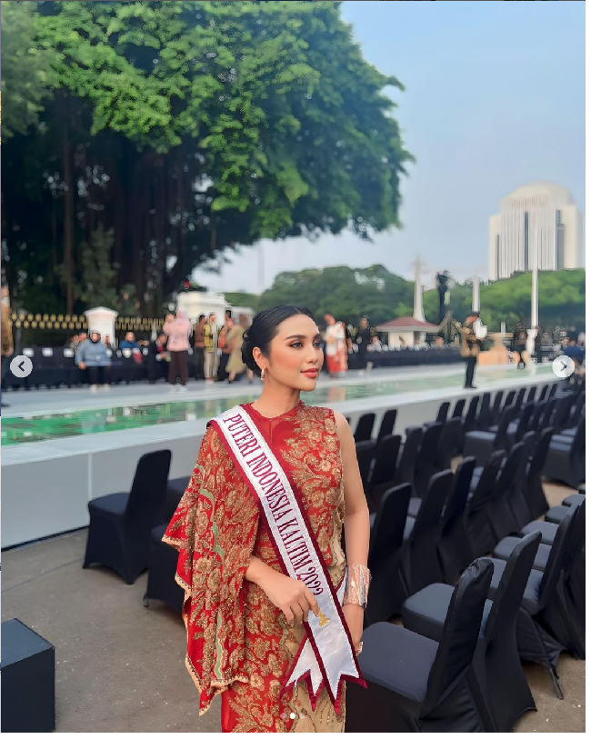 Natasya Priyanka, Puteri Indonesia Kalimantan Timur 2023, memeriahkan Istana Berbatik dengan mengenakan busana batik dari Danar Hadi. Foto: Dok. Instagram Puteri Indonesia, YouTube CNN Indonesia