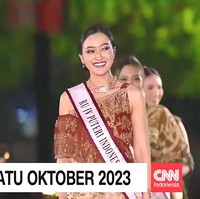 Inilah momen para peserta dua kontes kecantikan ternama di Indonesia tampil sepanggung. Tampak para peserta Puteri Indonesia dan Miss Indonesia berlenggak-lenggok bersebelahan saat memeragakan batik di acara Istana Berbatik. Foto: Dok. Instagram Puteri Indonesia, YouTube CNN Indonesia