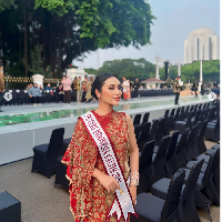 Natasya Priyanka, Puteri Indonesia Kalimantan Timur 2023, memeriahkan Istana Berbatik dengan mengenakan busana batik dari Danar Hadi. Foto: Dok. Instagram Puteri Indonesia, YouTube CNN Indonesia