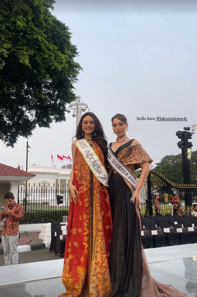 Sebelum tampil berlenggak-lenggok memeragakan batik di depan Presiden Jokowi dan para menteri Kabinet Indonesia Maju, dua pemenang Puteri Indonesia dan Miss Indonesia berpose bersama. Puteri Indonesia 2022 Laksmi De Neefe berpose bersama Miss Indonesia 2019 Princess Megonondo. Foto: Dok. Instagram Puteri Indonesia, YouTube CNN Indonesia