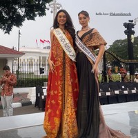 Sebelum tampil berlenggak-lenggok memeragakan batik di depan Presiden Jokowi dan para menteri Kabinet Indonesia Maju, dua pemenang Puteri Indonesia dan Miss Indonesia berpose bersama. Puteri Indonesia 2022 Laksmi De Neefe berpose bersama Miss Indonesia 2019 Princess Megonondo. Foto: Dok. Instagram Puteri Indonesia, YouTube CNN Indonesia