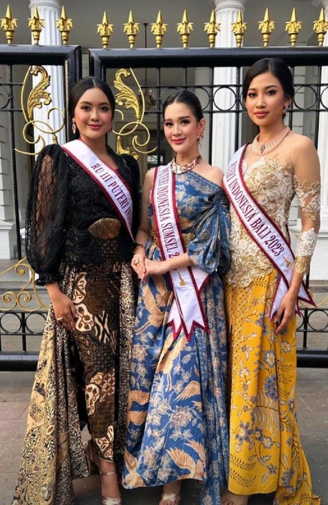 Para Puteri Indonesia dan Miss Indonesia ini tampil mengenakan busana batik karya desainer ternama Indonesia yaitu Danar Hadi, Era Soekamto, Ansoe dan Batik Riana Kesuma. Foto: Dok. Instagram @dindanursafira