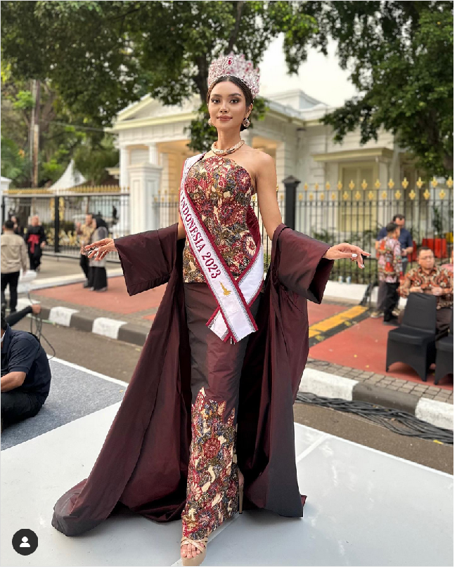 Puteri Indonesia 2023 Farhana Nariswari tampil memesona mengenakan batik Solo karya desainer Ansoe di acara Istana Berbatik. Foto: Dok. Instagram Puteri Indonesia, YouTube CNN Indonesia