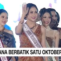 Wakil Menteri Pariwisata dan Ekonomi Kreatif/Wakil Kepala Badan Pariwisata dan Ekonomi Kreatif (Wamenparekraf/Wakabaparekraf) Angela Tanoesoedibjo mengatakan event Istana Berbatik menjadi momen untuk mempromosikan dan menampilkan batik sebagai produk asli dan karya kreatif warisan budaya Indonesia ke kancah dunia. Acara Istana Berbatik yang dimeriahkan penampilan Puteri Indonesia dan Miss Indonesia ini digelar di Istana Negara, Jakarta, Minggu (1/10/2023) malam. Foto: Dok. Instagram Puteri Indonesia, YouTube CNN Indonesia