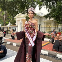 Puteri Indonesia 2023 Farhana Nariswari tampil memesona mengenakan batik Solo karya desainer Ansoe di acara Istana Berbatik. Foto: Dok. Instagram Puteri Indonesia, YouTube CNN Indonesia