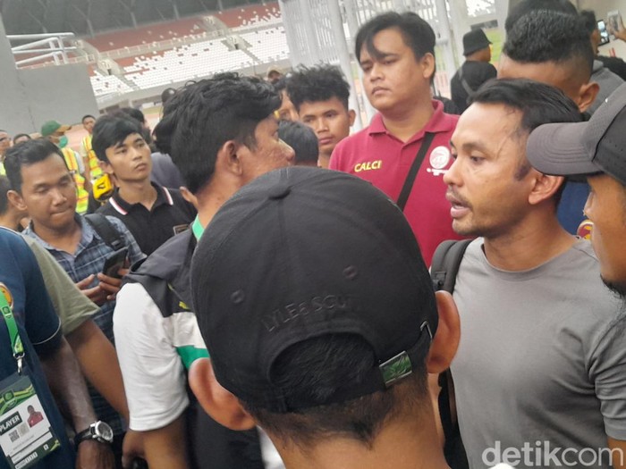Ratusan suporter Sriwijaya FC menggeruduk pelatih Yoyok usai imbang lawan Semen Padang