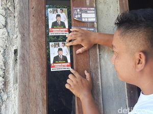 Stiker Prabowo Bersama Jokowi Mulai Disebar ke Rumah-rumah Warga Pati