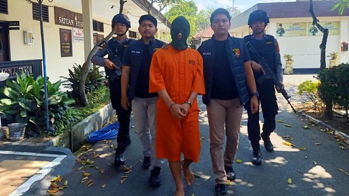 Residivis kasus penipuan online digiring petugas Polres Jembrana, Minggu (1/10/2023). (Foto: I Putu Adi Budiastrawan/detikBali)