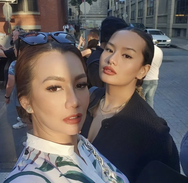 Zahwa Massaid, putri sulung Reza Artamevia memilih tinggal di Amerika Serikat usai lulus dari Fashion Institute of Technology. Kakak Aaliyah Massaid itu sudah hidup mandiri di Amerika meski usianya masih 23 tahun. Melalui akun Instagram pribadinya Zahwa kerap membagikan foto-fotonya yang selalu tampil stylish. Banyak yang mengatakan jika paras Zahwa bak pinang dibelah dua dengan sang bunda. Foto: Instagram @rezaartameviaofficial