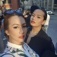 Zahwa Massaid, putri sulung Reza Artamevia memilih tinggal di Amerika Serikat usai lulus dari Fashion Institute of Technology. Kakak Aaliyah Massaid itu sudah hidup mandiri di Amerika meski usianya masih 23 tahun. Melalui akun Instagram pribadinya Zahwa kerap membagikan foto-fotonya yang selalu tampil stylish. Banyak yang mengatakan jika paras Zahwa bak pinang dibelah dua dengan sang bunda. Foto: Instagram @rezaartameviaofficial