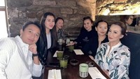 Belum lama ini, Reza Artamevia juga sempat ke New York untuk menghadiri wisuda Zahwa. Di New York, Reza sempat makan di restoran Jepang bersama putri-putrinya. Foto: Instagram @rezaartameviaofficial