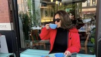 “Daughter’s POV”, tulis keterangan pada unggahannya di Instagram. Momen saat Reza menyeruput segelas latte di kafe ini tampaknya diambil oleh salah satu putrinya. Foto: Instagram @rezaartameviaofficial
