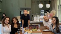 Ibu dua anak itu juga sering bekerjasama dengan Raffi Ahmad dan Nagita Slavina. Di rumah Raffi, ia disambut dengan sejumlah camilan gurih hingga manis. Foto: Instagram @rezaartameviaofficial