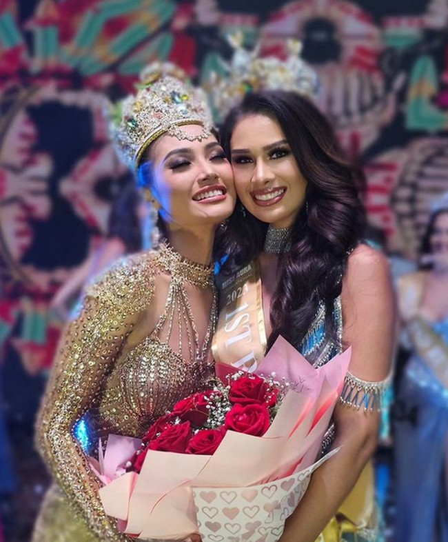 Di tahun sebelumnya, Miss Aura International dimenangkan oleh Riskyana Hidayat, wanita aal Luwu Utara, Sulawesi. Riskyana turut hadir dalam kontes tersebut untuk memberikan crown kemenangan. Inilah potret Sahida bersama Riskyana. Foto: dok. Instagram
