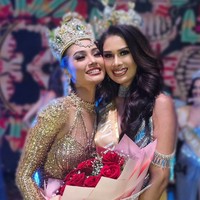 Di tahun sebelumnya, Miss Aura International dimenangkan oleh Riskyana Hidayat, wanita aal Luwu Utara, Sulawesi. Riskyana turut hadir dalam kontes tersebut untuk memberikan crown kemenangan. Inilah potret Sahida bersama Riskyana. Foto: dok. Instagram