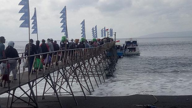 Sejumlah penumpang fastboat bersiap menyeberang dari Pelabuhan Tribuana, Kusamba, Klungkung, menuju Nusa Penida, Minggu (1/10/2023). (Foto: Istimewa)