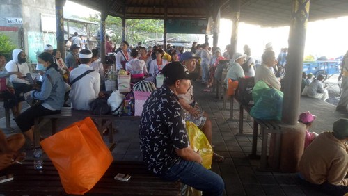 Sejumlah penumpang menunggu jadwal penyeberangan dari Pelabuhan Tribuana, Kusamba, Klungkung, menuju Nusa Penida, Minggu (1/10/2023).