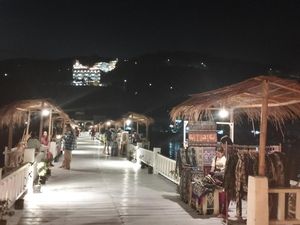Berburu Suvenir Sambil Sunset-an di Dermaga Putih Labuan Bajo